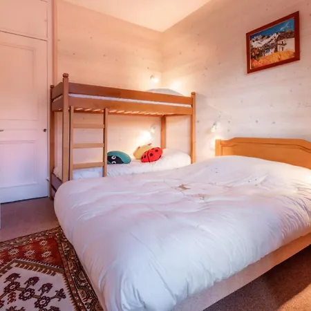 Spacious Flat With Balcony In Apartman